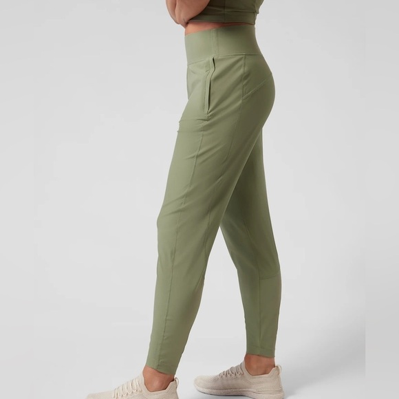 Athleta Run With It pant in Eucalyptus Olive - Picture 1 of 9